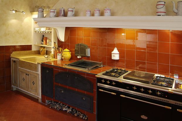 Une cuisine de château - Carrelage traditionnel de Provence Une cuisine de château - Carrelage traditionnel de Provence
